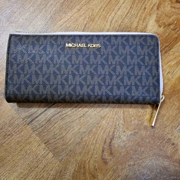 Michael Kors Wallet - Picture 1 of 8